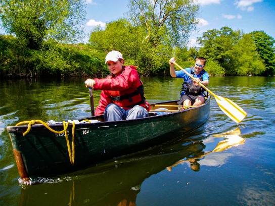 2 young children canoeing at Hilston Park